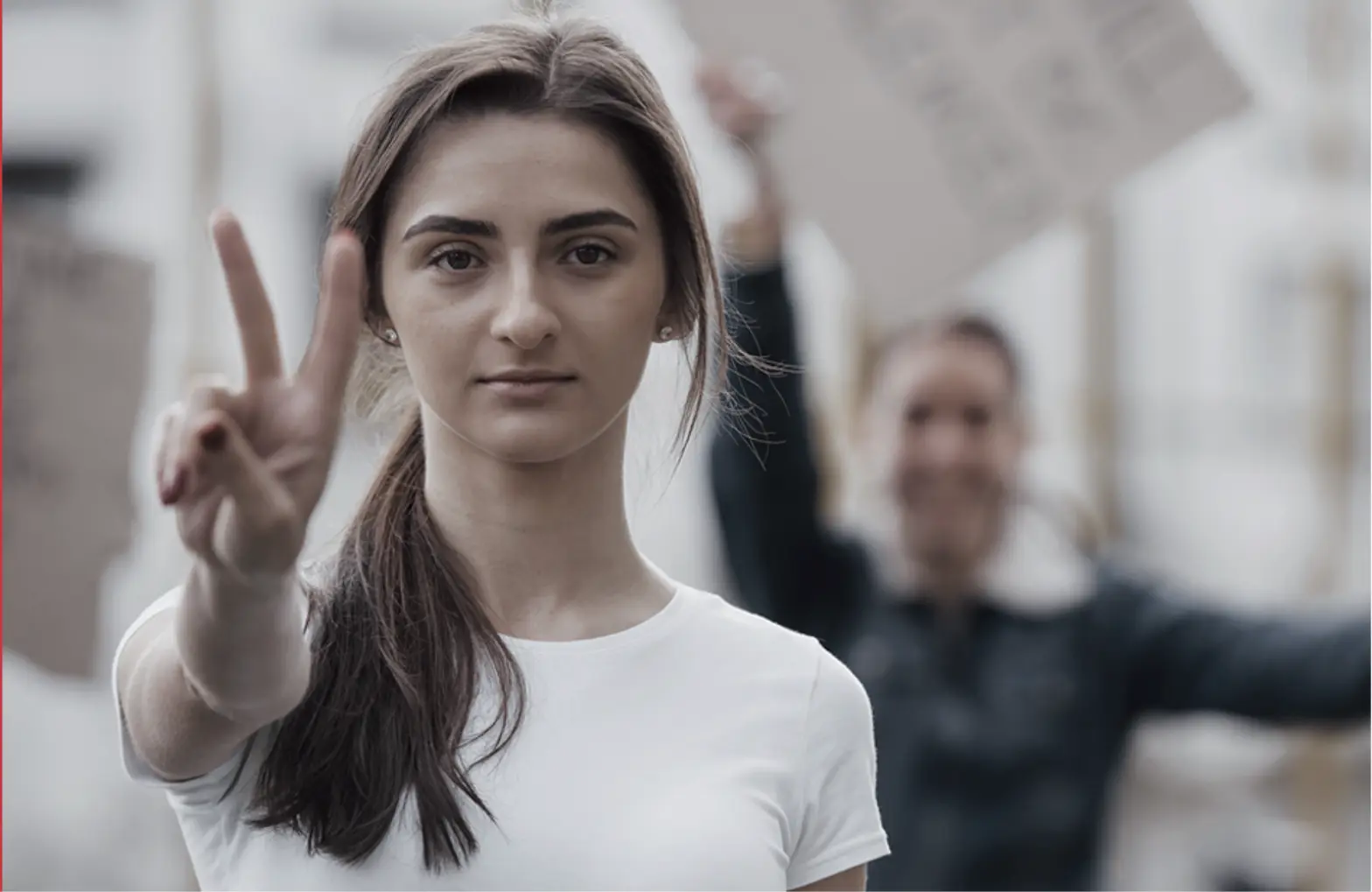 Volonterka pokazuje znak mira